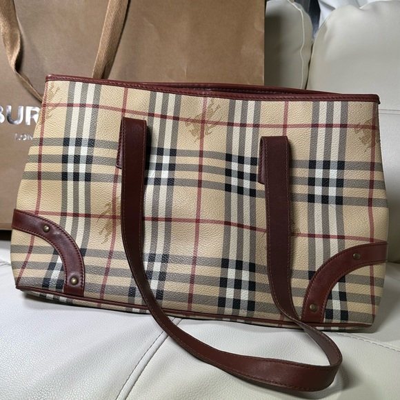BURBERRY Medium Tote - Picture 5 of 13